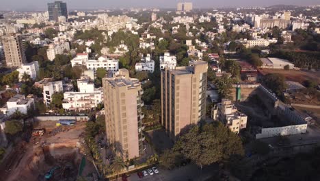 vista aérea panorámica del horizonte urbano de edificios residenciales, paisaje urbano y construcción, pune, maharashtra, india