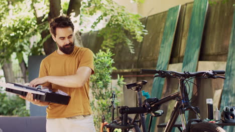 hombre que organiza herramientas para la reparación de bicicletas