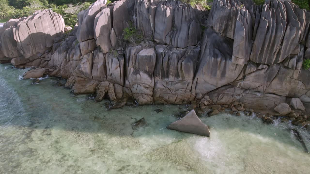 Ripresa cinematografica con drone di maestosi massi di granito e acqua turchese ad Anse Grosse Roche, Seychelles. Perfetto per temi di viaggi di lusso, natura e paradisi tropicali. 010 30fps