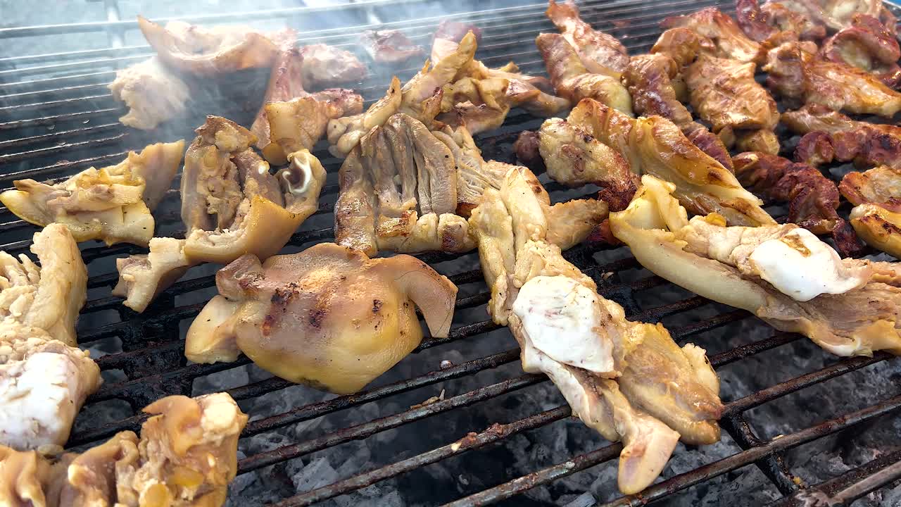맛있는 그릴 된 돼지고기가 바베큐에서 요리되고 있습니다.