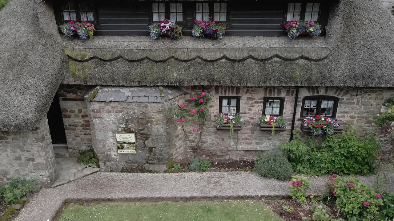 그림 같은 초가집 전통적 구식 매력적인 정원 가까이 내려오는 관점