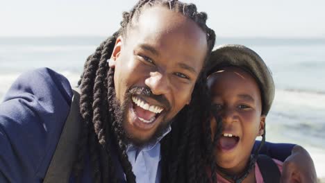 Vídeo-De-Un-Feliz-Padre-E-Hijo-Afroamericanos-Con-Casco-Tomándose-Selfie-Al-Aire-Libre