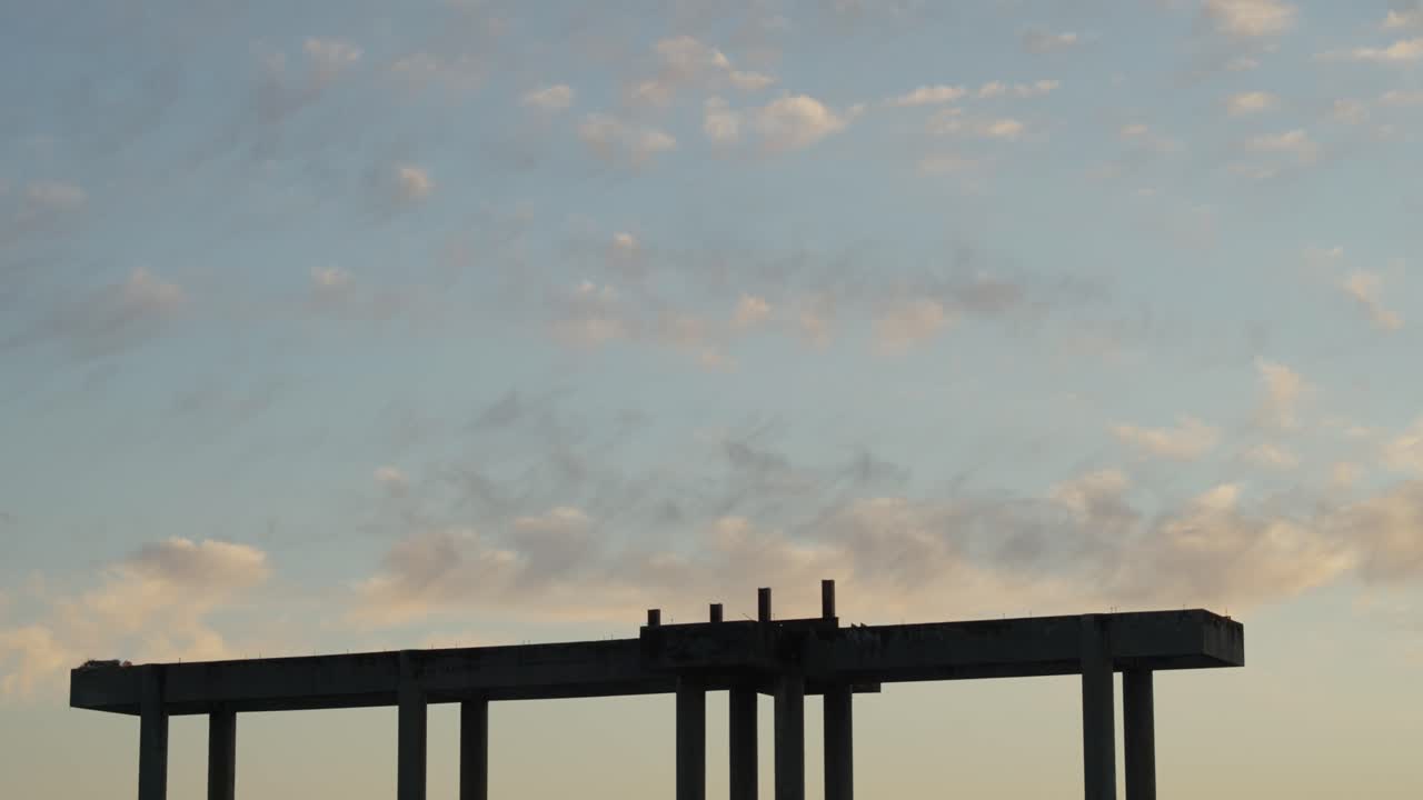 푸른 하늘과 오렌지 구름과 구조 실루엣