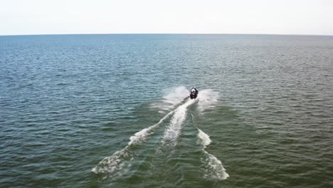 el jet ski ágil atraviesa el agua con una velocidad estimulante.