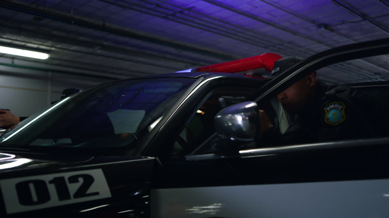 경찰들이 순찰차의 문 뒤에 숨어있어요