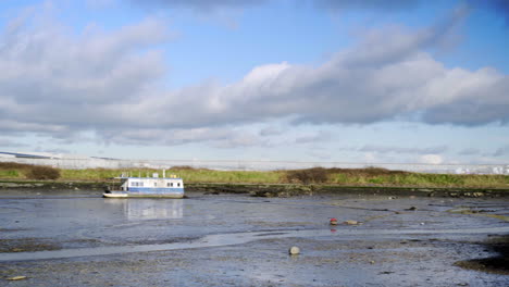 Wattenmeer-Mit-Blauem-Himmel-Und-Altem-Boot