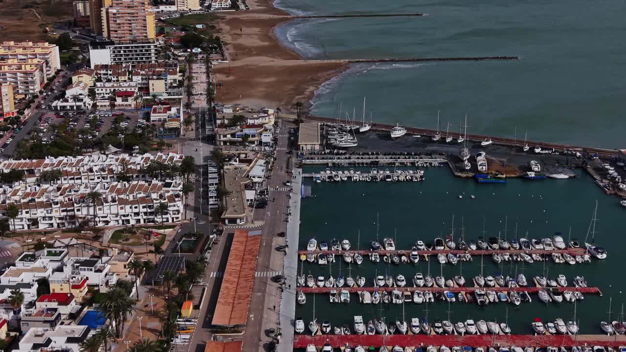 Vista costiera del porto turistico e della spiaggia in Spagna durante il giorno