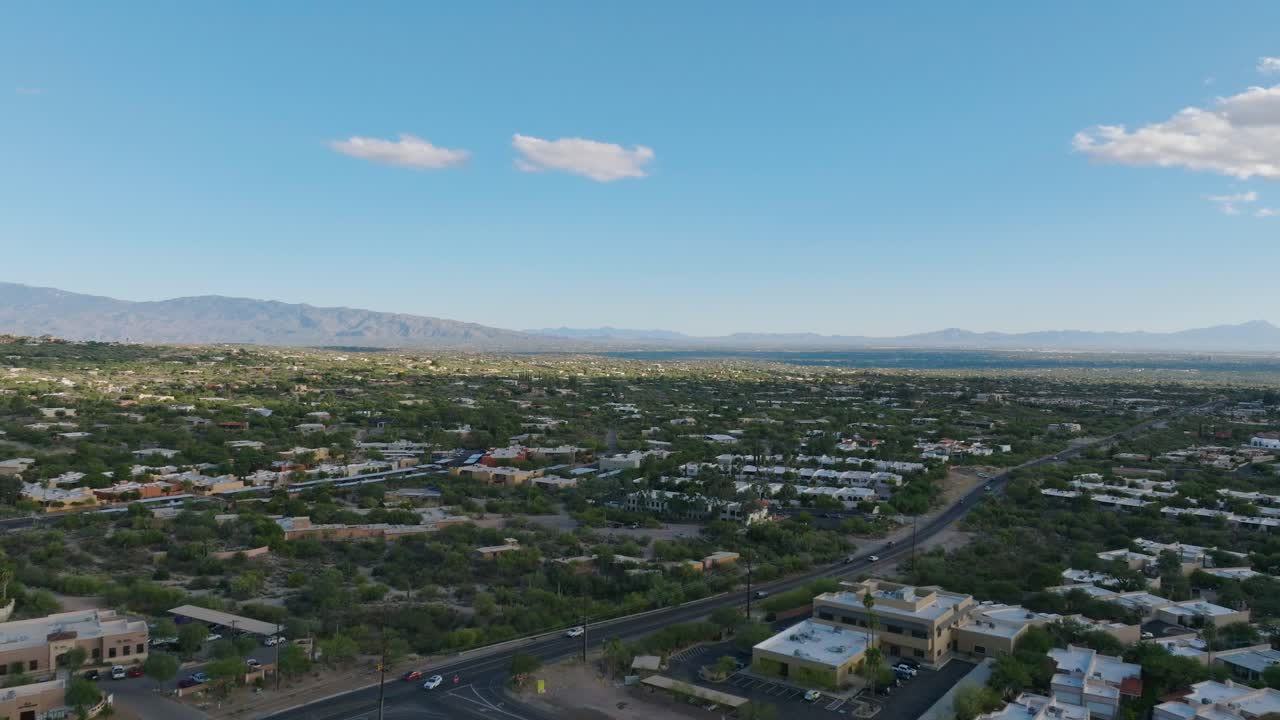 FPV-droneoptagelse af Tucson, Arizona, kvarteret Catalina Foothills på en solrig dag