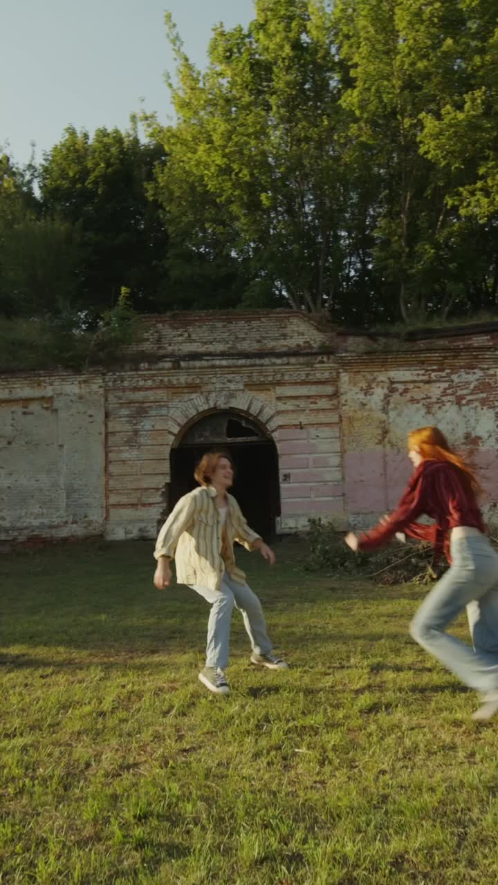 una mujer explorando ruinas abandonadas.