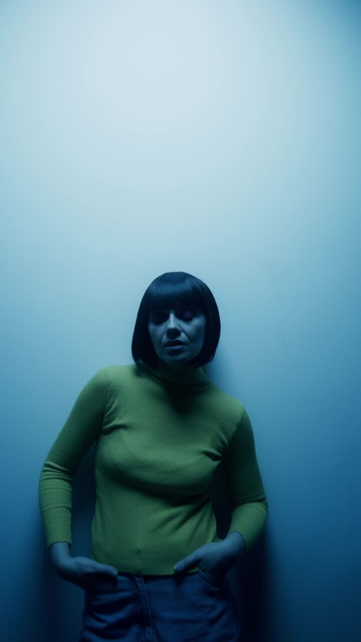 Donna con il maglione giallo