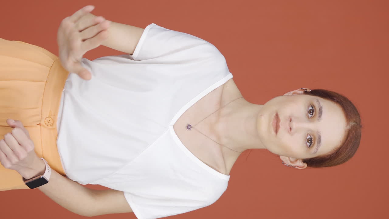 el video vertical de la mujer está advirtiendo mirando a la cámara.