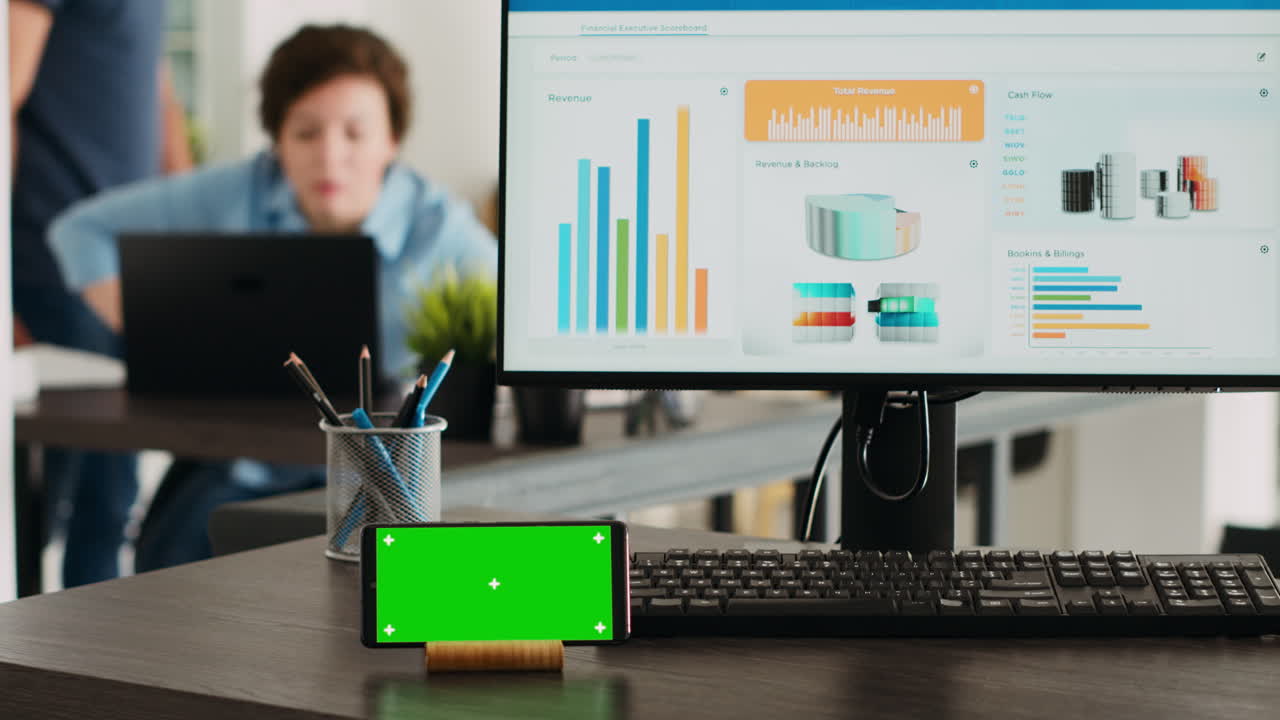 estación de trabajo vacía con pantalla verde