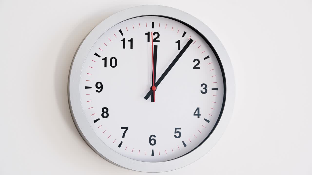 Orologio bianco in time-lapse con lancette nere mostra il movimento del tempo che accelera dalle 12:00 all'01:00, concetto "Come vola il tempo". video stock Dubai, Orologio, Velocità, Time Lapse, Movimento