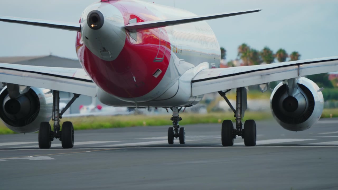 Pistteki Bölgesel Turboprop Uçağın Tekerleği ve Motorunun Yakın Çekimi