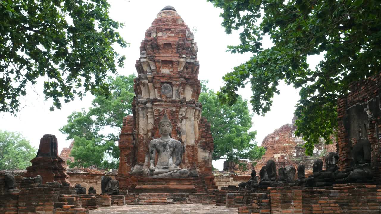 estatua de buda en wat maha that o el monasterio de la gran reliquia ubicado en la isla de la ciudad en la parte central de ayutthaya