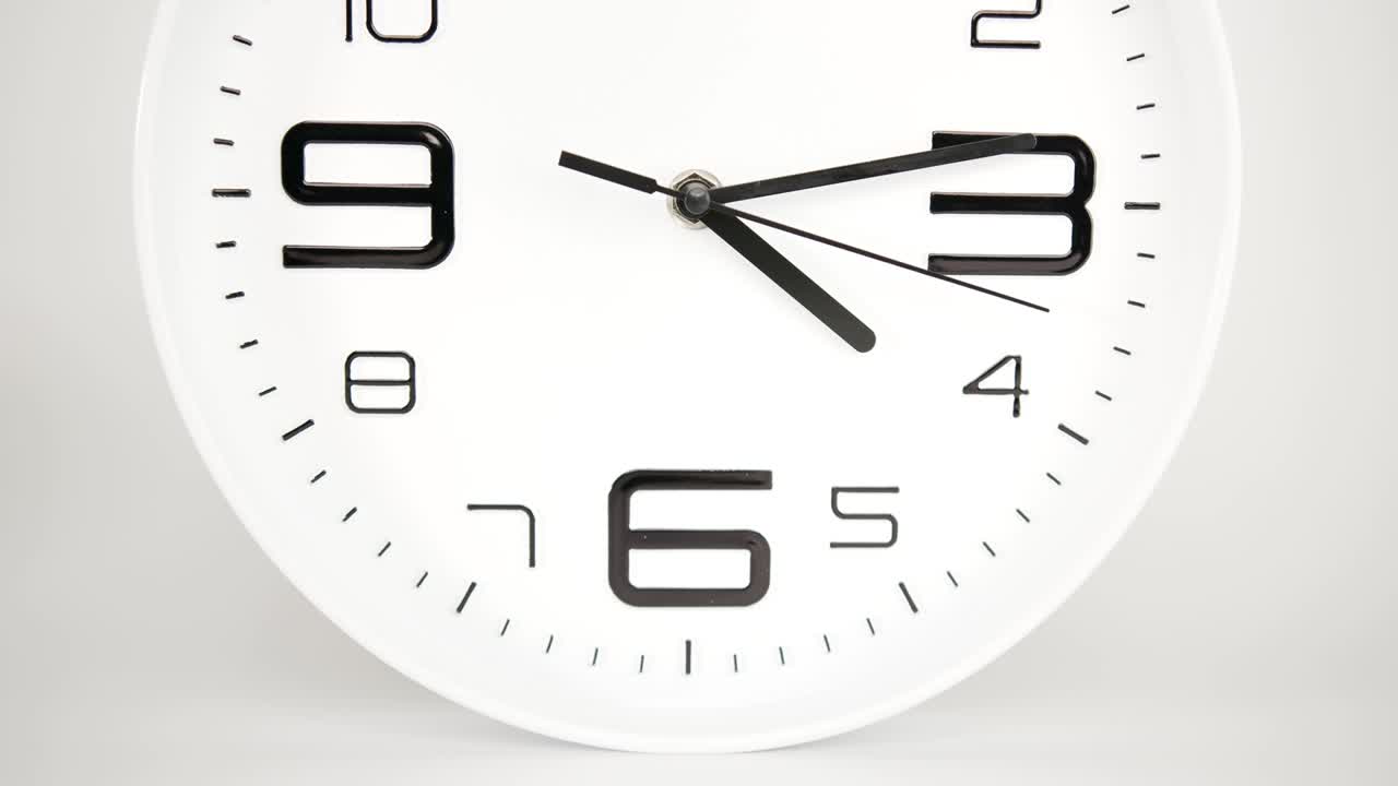 reloj de pared aislado sobre fondo blanco, hora de exhibición 04:18 am o pm.