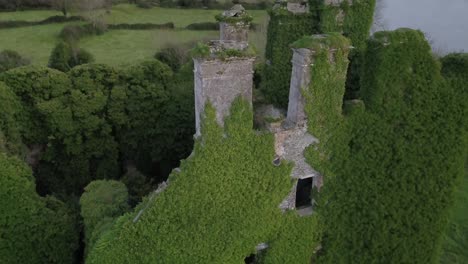 Luftaufnahme-Der-Spitze-Von-Menlo-Castle-Aus-Einer-Geneigten-Perspektive