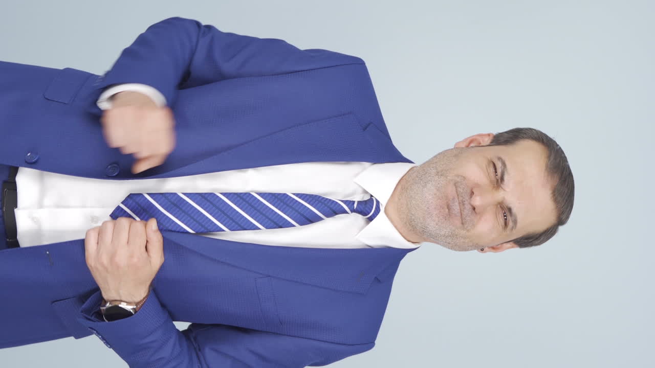 vídeo vertical de un hombre de negocios fuerte y exitoso.