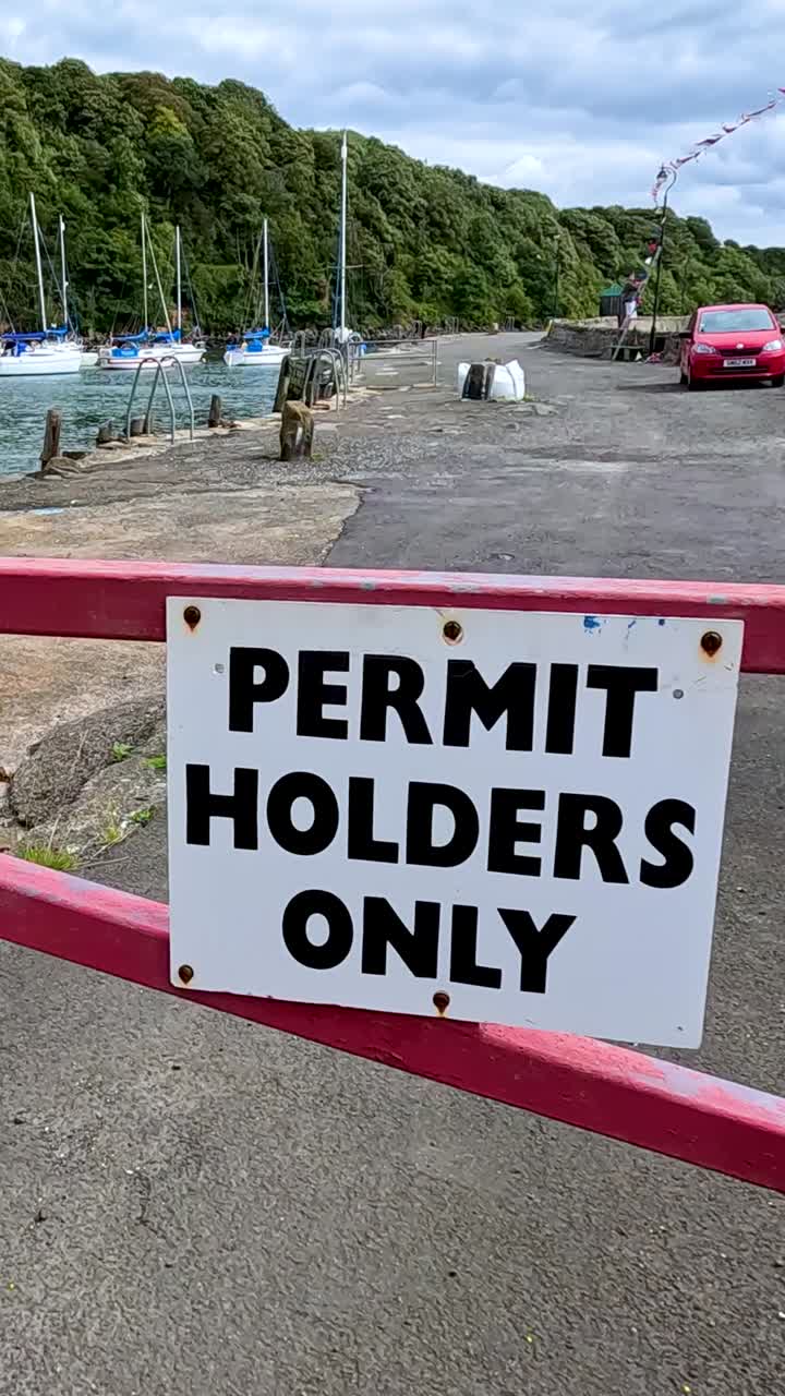 주차된 보트가 보이는 접근이 제한된 지역