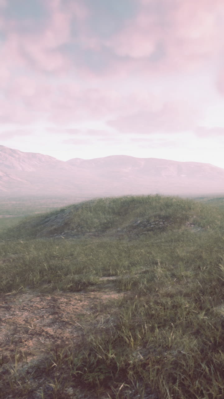 un paisaje tranquilo con colinas onduladas y un cielo nublado