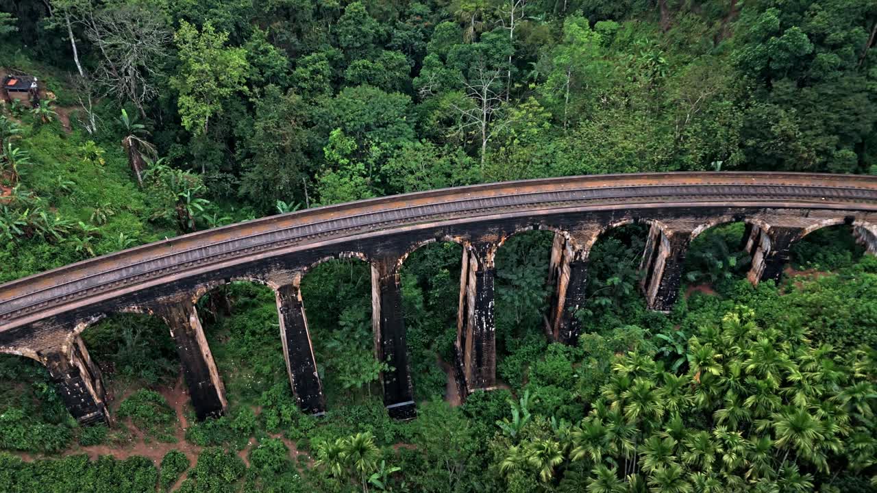 Espectaculares imágenes aéreas de dron del famoso Puente de los Nueve Arcos en Ella, Sri Lanka.