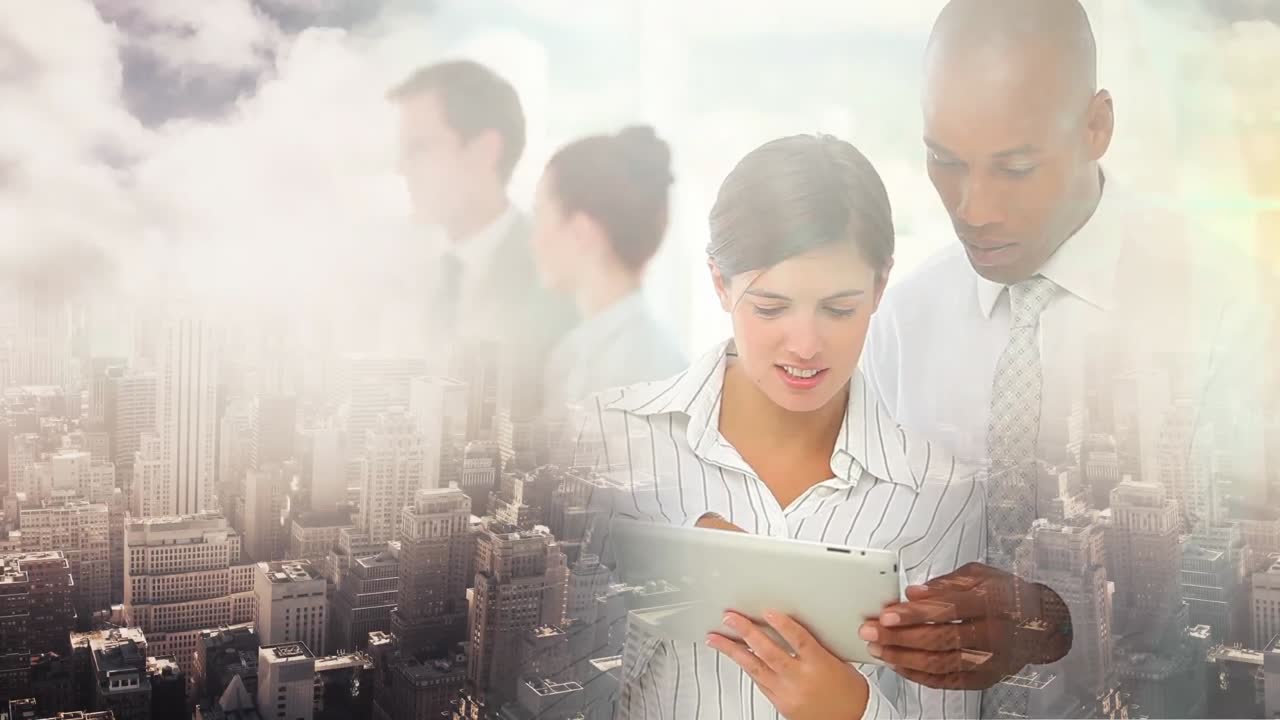 animación de un hombre de negocios y una mujer de negocios usando una tableta sobre el paisaje urbano