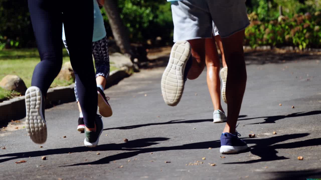 마라톤 선수 들 이 공원 에서  ⁇ 고 있는 4k