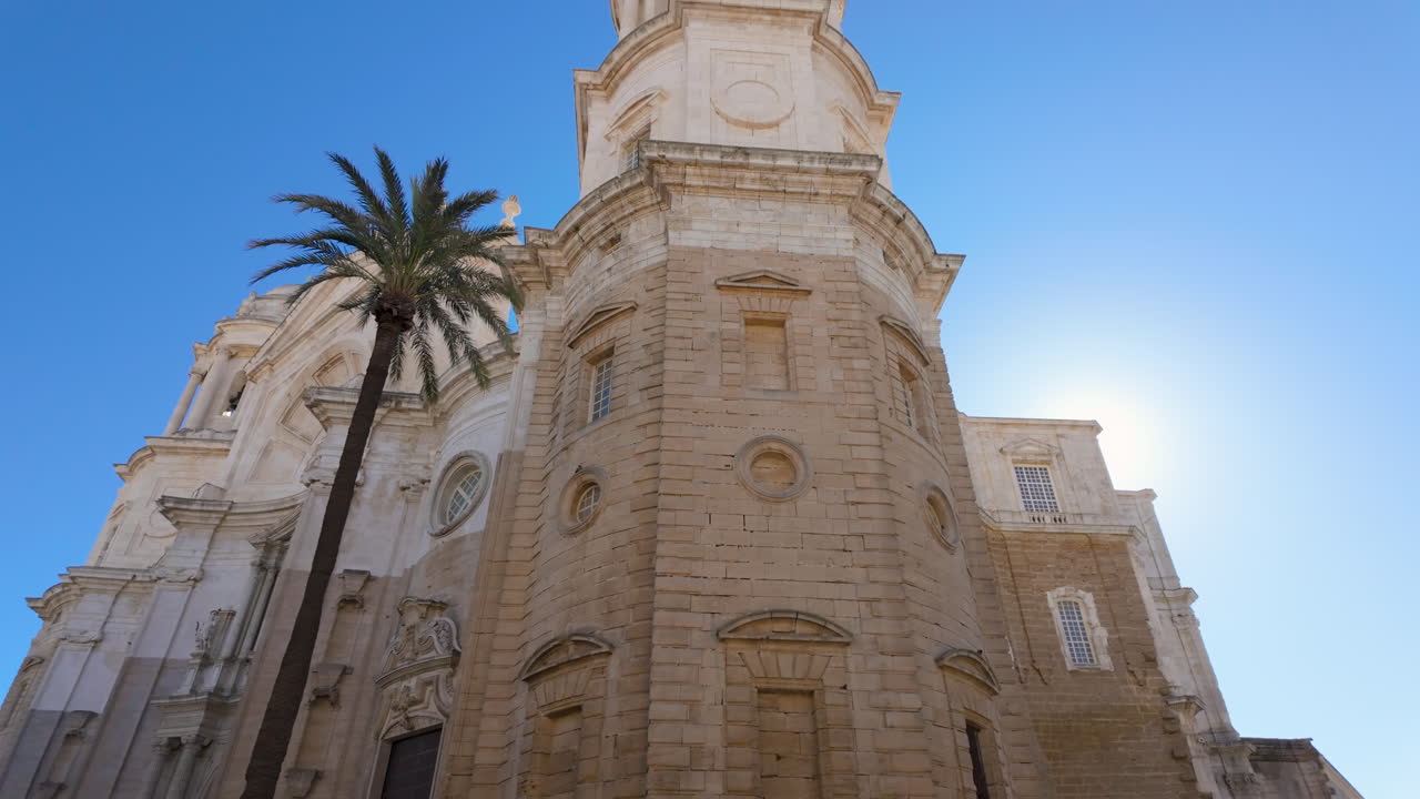 imponente fachada de la catedral contra el cielo azul en cádiz