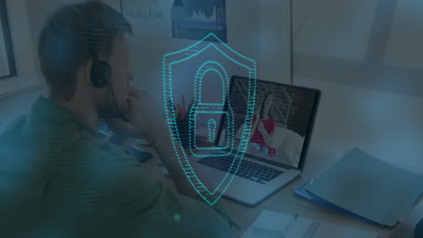 animación de un candado de seguridad en línea sobre un hombre caucásico usando auriculares de teléfono y portátil