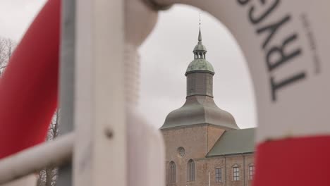 Hauptturm-Der-Burg-Vadstena,-Gesehen-Durch-Den-Rettungsring-Am-Yachthafen-In-Vadstena,-Schweden