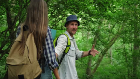 pareja de senderismo en el bosque