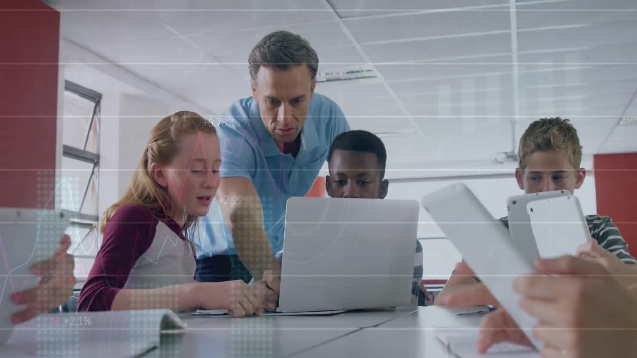 animación de un gráfico sobre un maestro caucásico y una clase de alumnos diversos usando una computadora portátil
