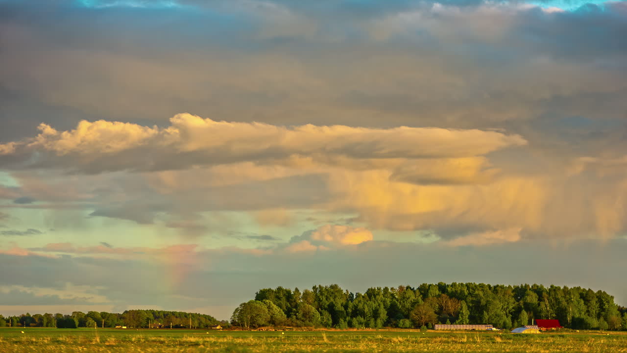nubes de lluvia gris formando un arco iris colorido en un día soleado, lapso de tiempo de fusión