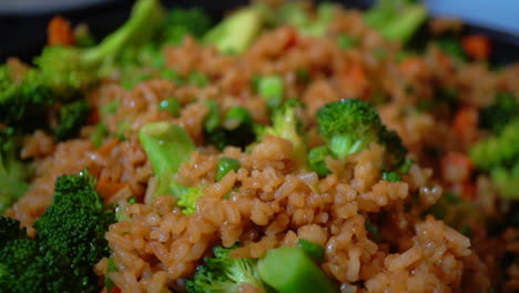 Arroz-Salteado-De-Verduras-Con-Brócoli,-Detalle-De-Textura-De-Cerca,-Tire-Hacia-Atrás