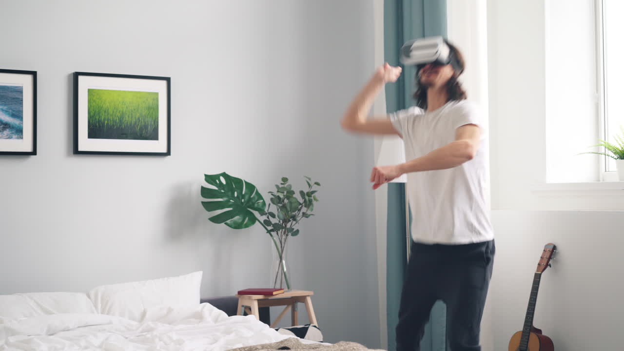 hombre con auriculares vr en un dormitorio