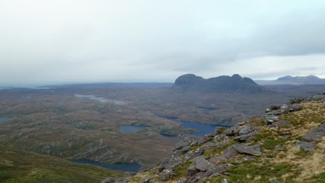 Ein-Langsamer-Schwenk-über-Eine-Landschaft-Aus-Bergen,-Seen-Und-Torfmooren-In-Den-Nordwestlichen-Highlands-Von-Schottland