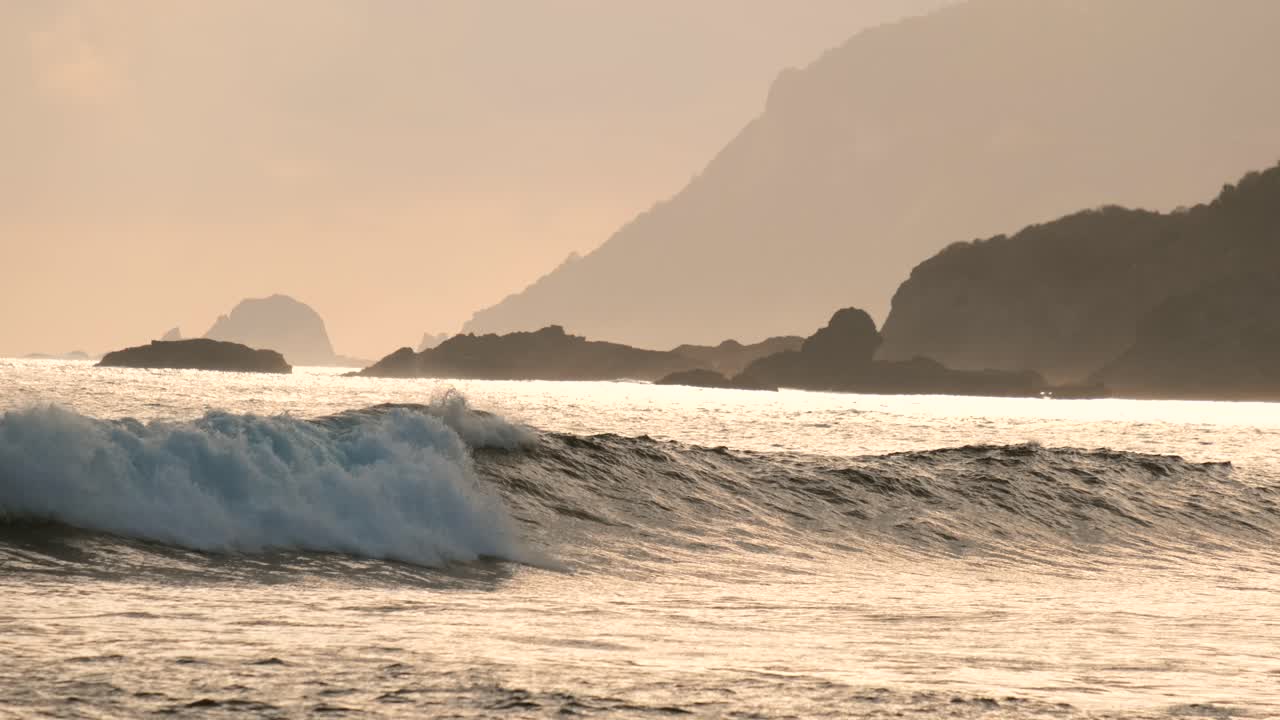 일몰 동안 쿠타 롬복(kuta lombok) 근처의 세게르(seger)의 암초와 파도에 대한 전망