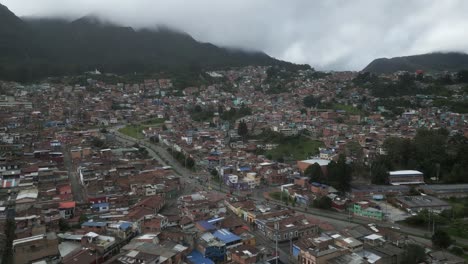 vista aérea de la ciudad de bogota colombia estado de ánimo nublado tiempo lluvioso suburbio peligroso