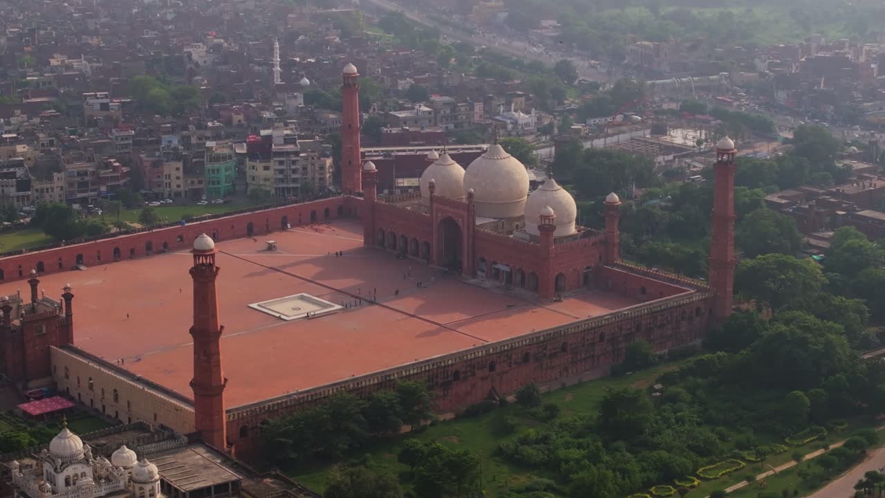 Backward Drone Shot Reveals Imperial Mosque, Walled City of Lahore, Pakistan