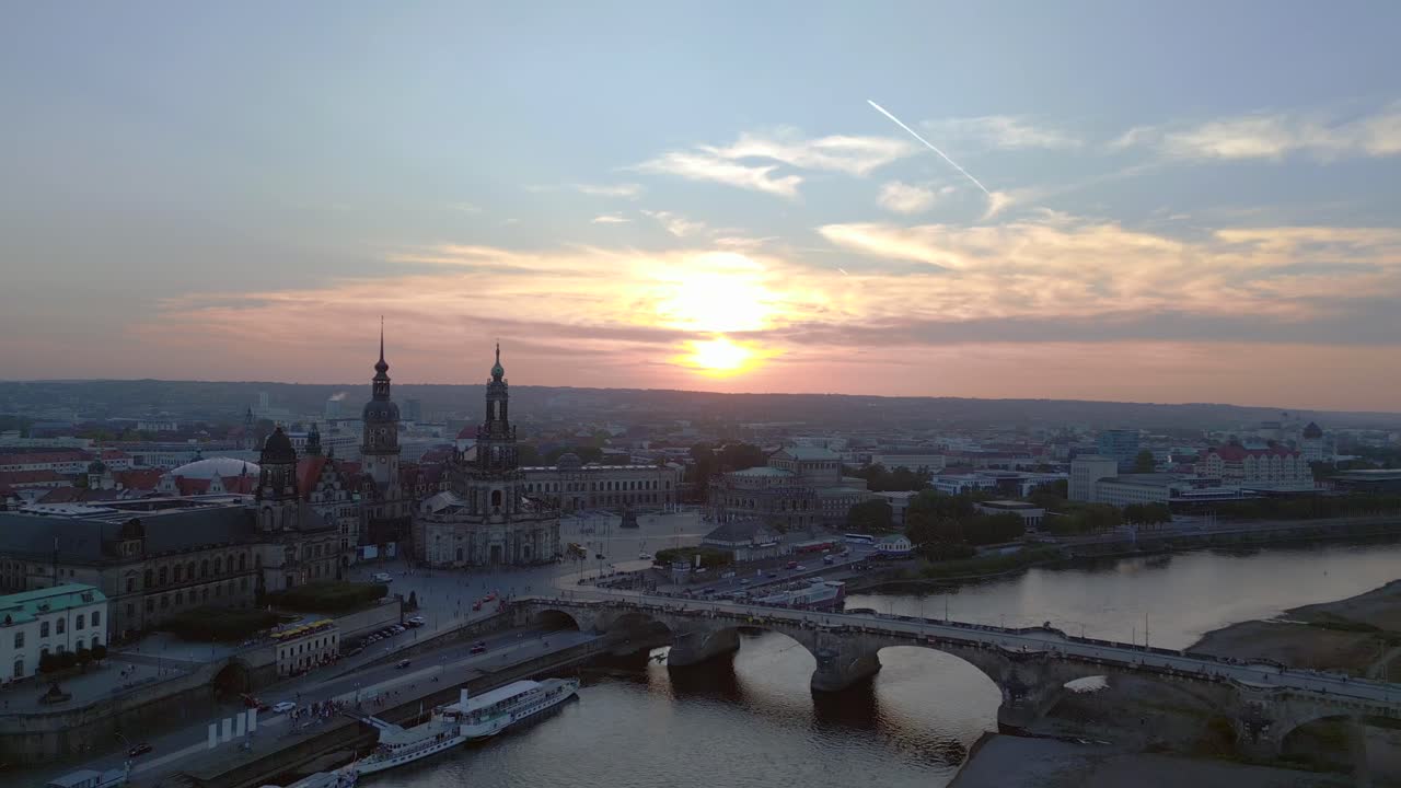 Magico volo con vista aerea dall'alto al tramonto, città di Dresda, Chiesa, Cattedrale, Ponte, Fiume.