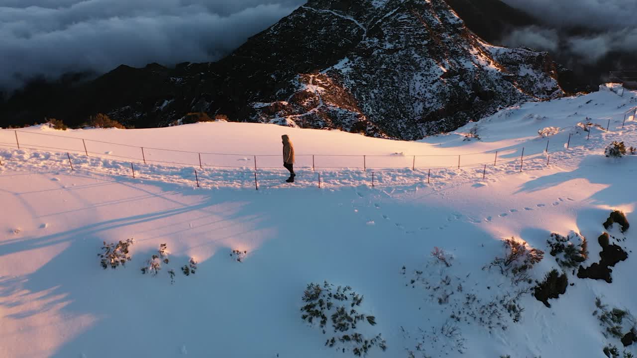 hombre caminando por un sendero en la parte superior del pico nevado de pico ruivo