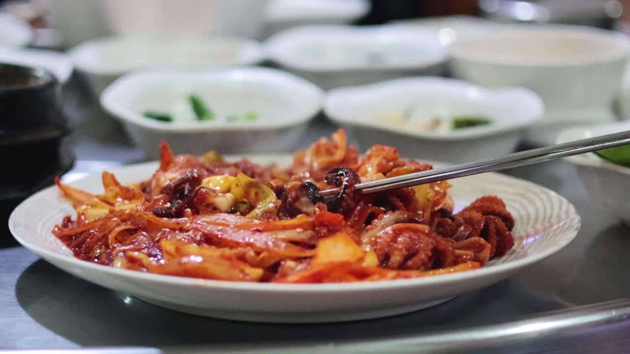 한국의 문어 요리 준비를 보여주는 시스.