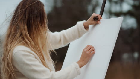 mujer pintando al aire libre