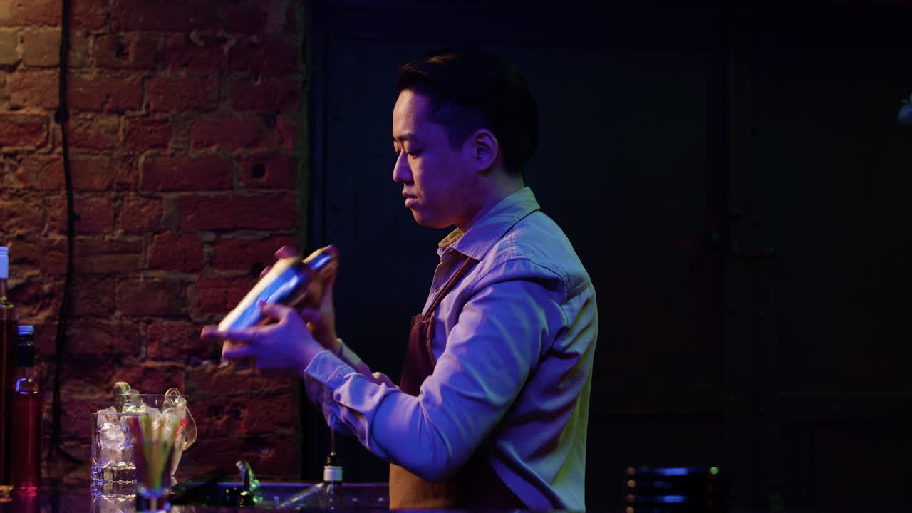 칵테일을 준비하는 바텐더