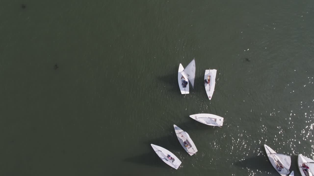 물 위 에 있는 세일 보트 의 공중 사진