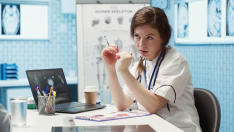 profesional de la salud compartiendo su experiencia médica con un paciente en la oficina