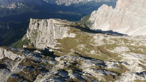 Cresta-De-La-Montaña-Sobre-El-Espectacular-Paisaje-Montañoso-De-Los-Dolomitas