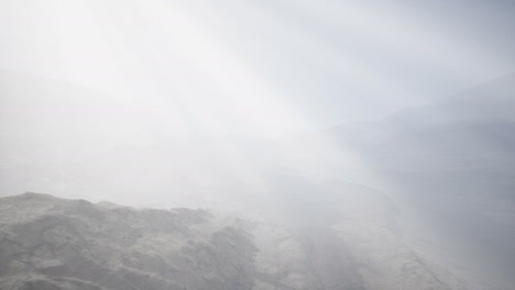 rayos de sol contra el telón de fondo de las montañas