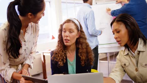 ejecutivos de negocios en una reunión