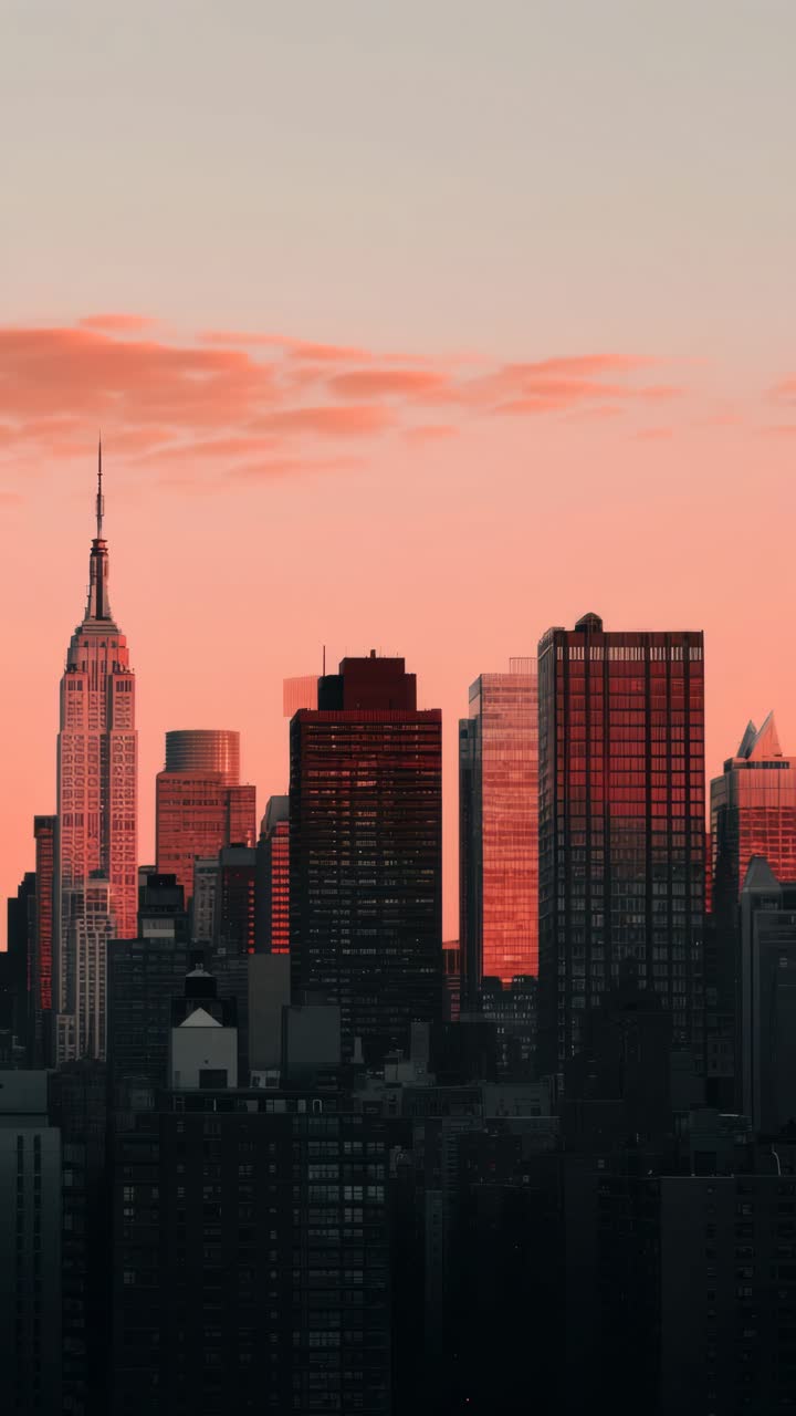 Un impresionante vídeo de paisaje urbano captura un horizonte al atardecer